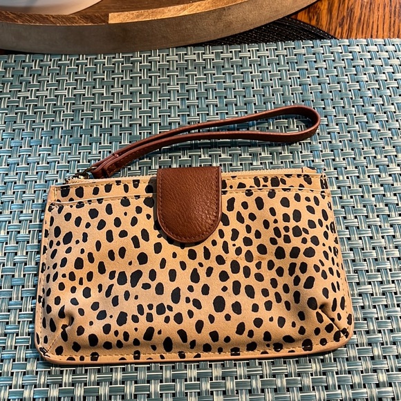 Universal Thread Goods Co - Leopard Wrislet - Picture 1 of 4